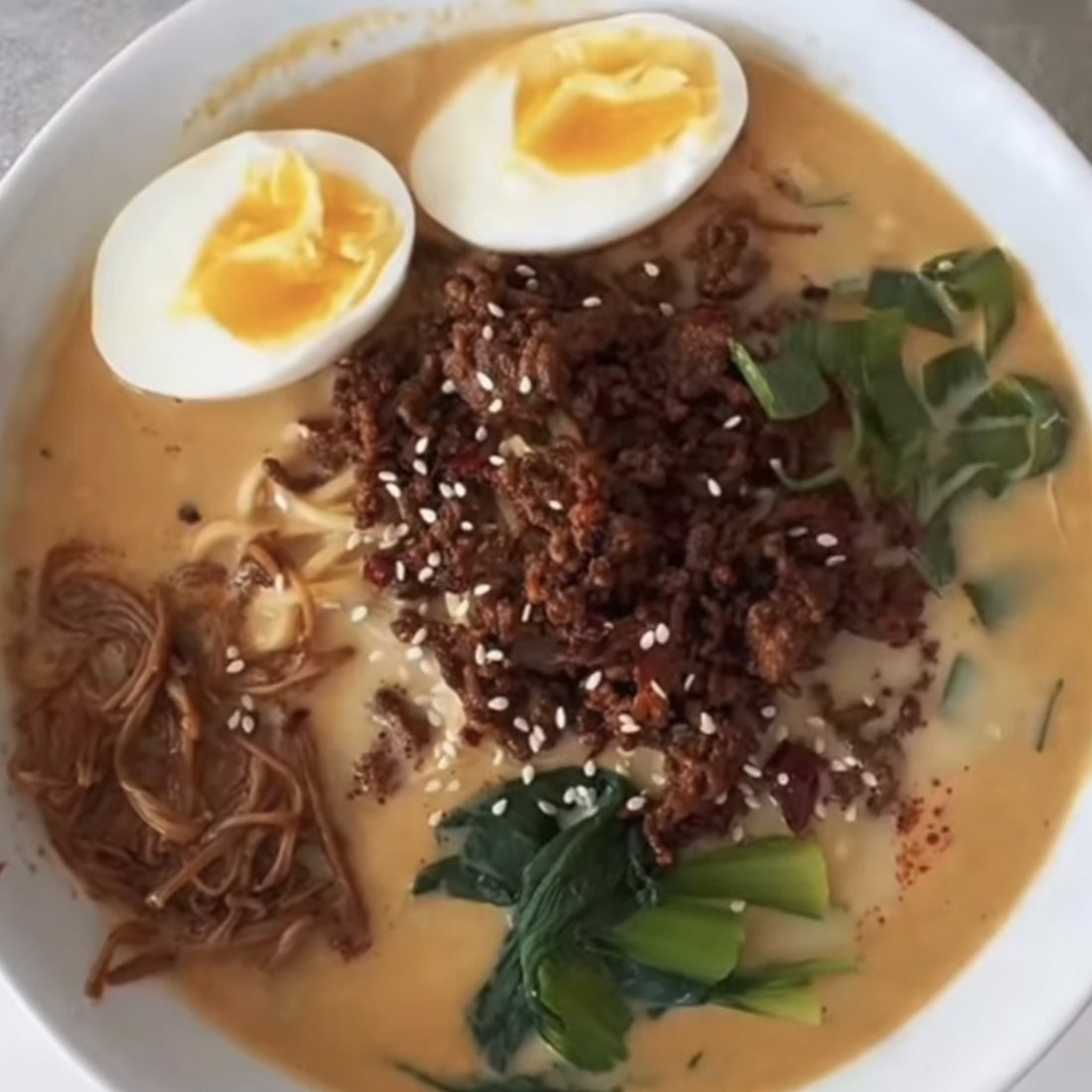 Tantanmen Ramen mit Hack, Ei und Pak Choi